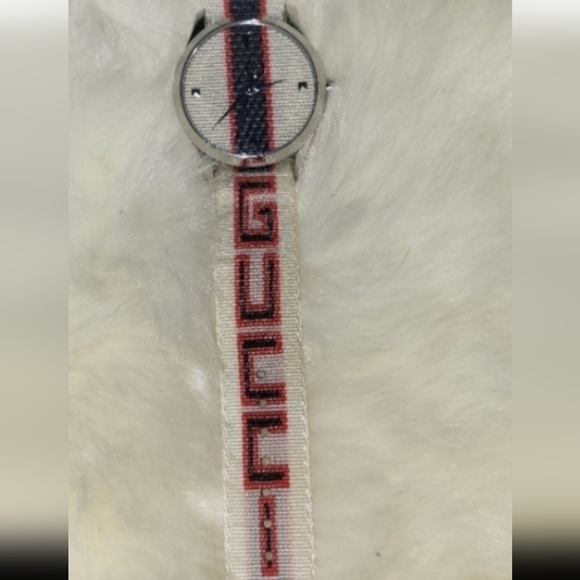 SALE!! GUCCI ITALIAN LUXURY STATEMENT WATCH - Picture 3 of 3